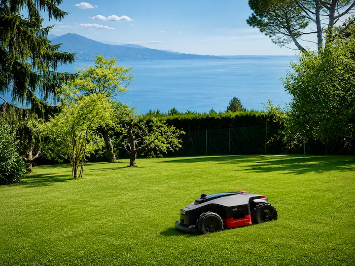Tondeuse Mova LiDAX Ultra 2000 AWD face au Léman