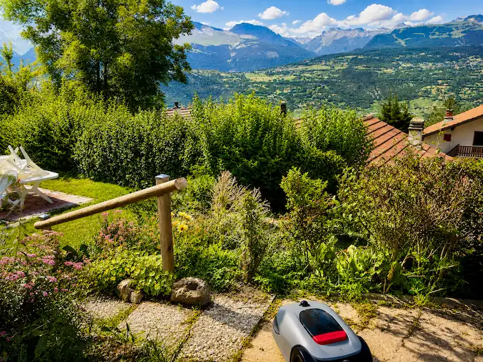 Robot tondeuse Dreame devant Anzere